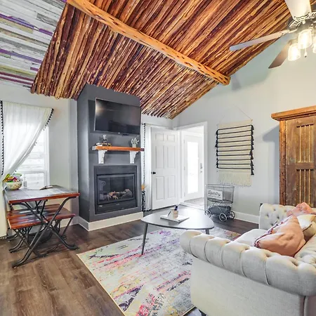 Fredericksburg Regan Cottage With Hot Tub!